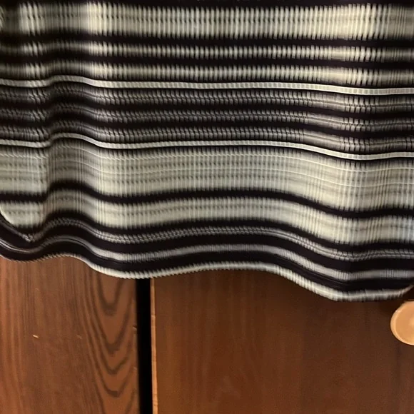 Lavish plus capped sleeved top. Navy blue with aqua colored pattern. Size 2XL - Picture 6 of 9